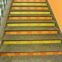Barevné schody v ZŠ
